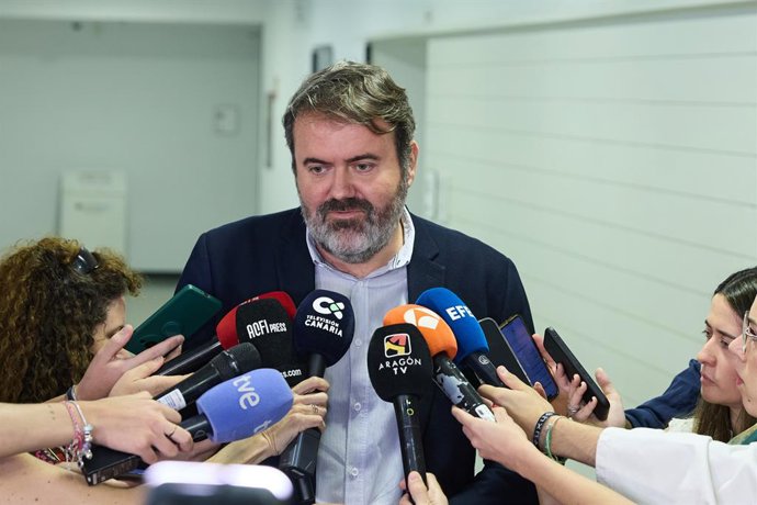 Archivo - El secretario de Estado de Infancia y Juventud, Rubén Pérez Correa, ofrece declaraciones a los medios durante la jornada 'Niños y niñas que migran solos: una responsabilidad compartida', organizada por el Gobierno canario, en la Casa Encendida, 
