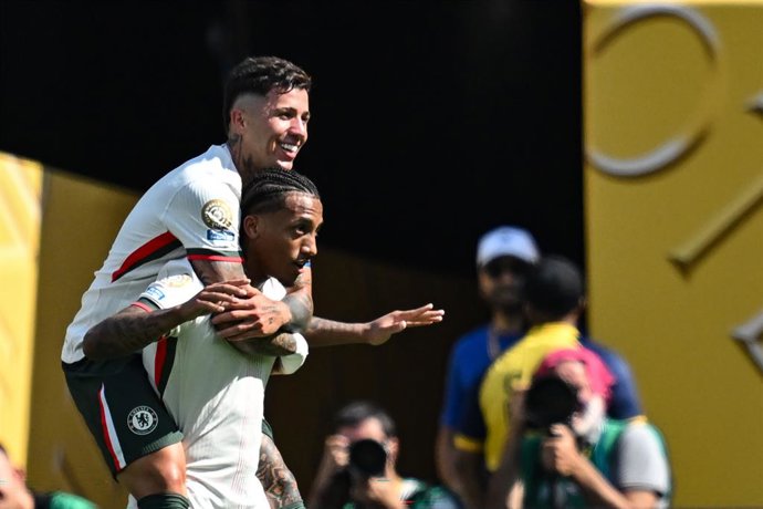 08 July 2025, US, New Jersey: Chelsea's Joao Pedro (R) celebrates scoring his side's second goal with teammate Enzo Fernandez during the FIFA Club World Cup semi final match between Fluminense and Chelsea at Metlife Stadium. Photo: Sven Hoppe/dpa
