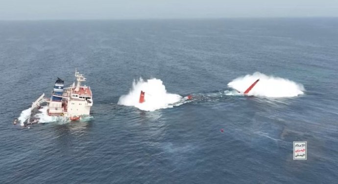 Buque hundido por los hutíes frente a las costas de Yemen