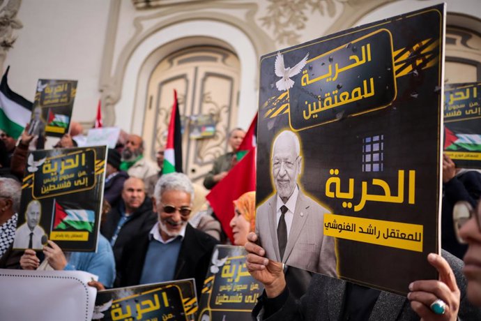 Archivo - March 9, 2024, Tunis, Tunisia: Tunis, Tunisia. 9th March 2024. A vigil is held outside Tunis' municipal theatre to call for the release of political prisoners detained by the Tunisian authorities, including the head of the Ennahda Party, Rached 