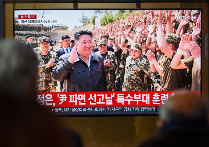 Archivo - April 5, 2025, Seoul, South Korea: People look at a 24-hour Yonhap news TV broadcast at Seoul Railway Station showing a news broadcast with the North Korea's leader Kim Jong Un meeting with soldiers before a commemorative photo as he visits a tr