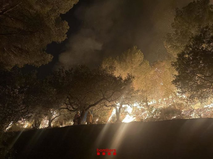 El incendio en Paüls (Tarragona) sigue activo y se mantiene el confinamiento hasta esta tarde