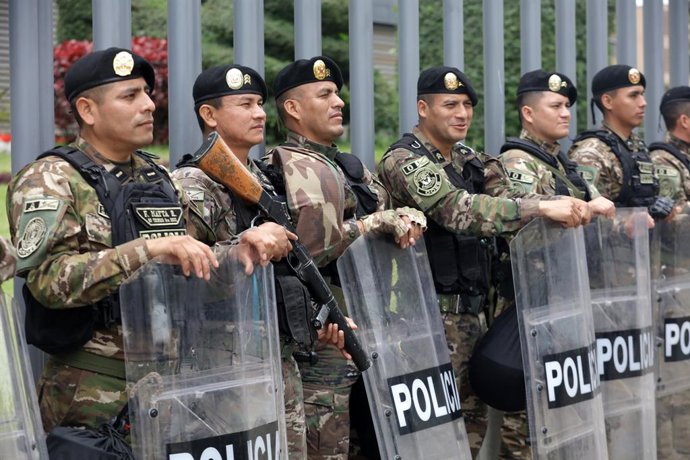 Archivo - LIMA, Nov. 13, 2024  -- Police officers guard outside the Lima Convention Center ahead of the 31st APEC Economic Leaders' Meeting in Lima, Peru, Nov. 12, 2024.
