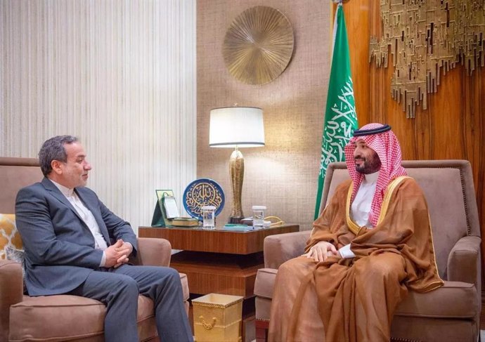 Archivo - Reunión entre el ministro de Exteriores iraní, Abbas Araqchi, y el príncipe heredero saudí, Mohamed bin Salmán, en Arabia Saudí (foto de archivo)