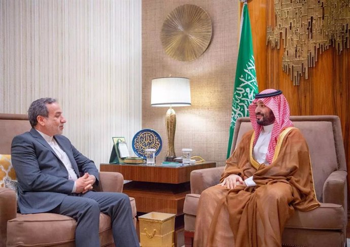 Archivo - October 9, 2024, Riyadh, Saudi Arabia: Saudi Crown Prince MOHAMMED BIN SALMAN (R) meets Iranian Foreign Minister ABBAS ARAGHCHI