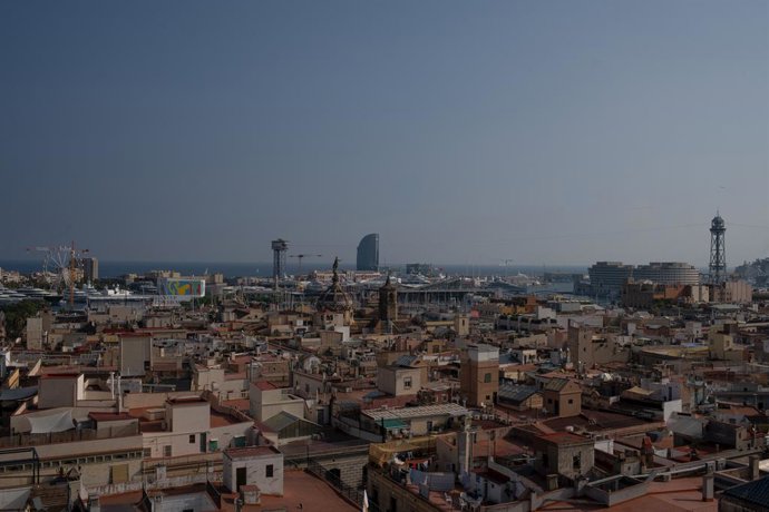 Archivo - Vista panorámica de Barcelona, con Hotel W al fondo, a 11 de octubre de 2023, en Barcelona, Catalunya (España).