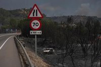 Cuatro carreteras siguen cortadas por el incendio en Paüls (Tarragona)