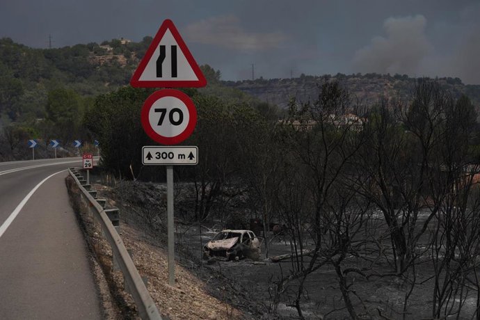 Un vehículo calcinado por el incendio de Paüls, a 8 de julio de 2025, en Aldover, Tarragona, Catalunya (España). 
