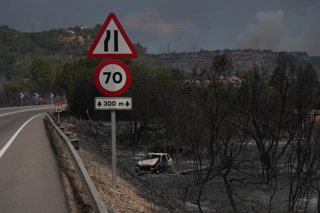 Un vehicle calcinat per l'incendi de Paüls, a 8 de juliol de 2025, a Aldover, Tarragona, Catalunya (Espanya). 