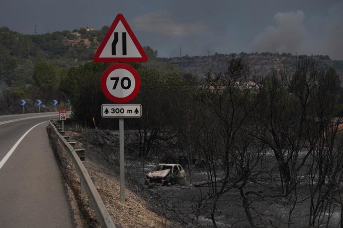 Un vehicle calcinat per l'incendi de Paüls, a 8 de juliol de 2025, a Aldover, Tarragona, Catalunya (Espanya). 