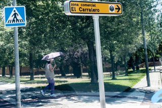 Una persona con paraguas, a 27 de junio de 2025, en Madrid (España). La AEMET ha emitido un aviso especial por ola de calor que se extenderá desde el sábado hasta al menos el martes, afectando a gran parte de España. Se esperan temperaturas superiores a 3
