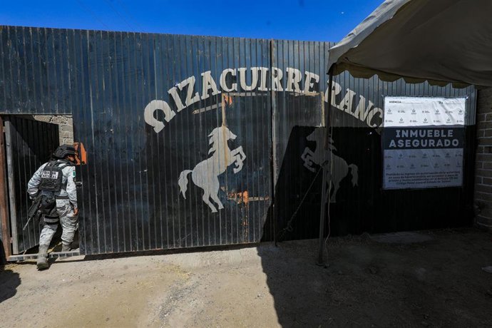 Archivo - Un miembro de las fuerzas de seguridad de México en la entrada del Rancho Izaguirre, situado en Teuchitlán y usado por el Cártel Jalisco Nueva Generación (CJNG) como centro de entrenamiento y exterminio (archivo)