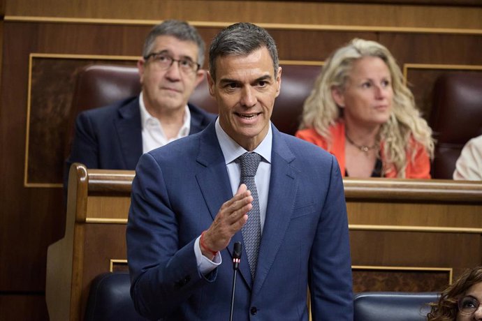 El presidente del Gobierno, Pedro Sánchez, interviene durante una sesión de control al Gobierno, en el Congreso de los Diputados, a 18 de junio de 2025, en Madrid (España). Sánchez participa en la sesión de control al Gobierno de hoy para responder a las 