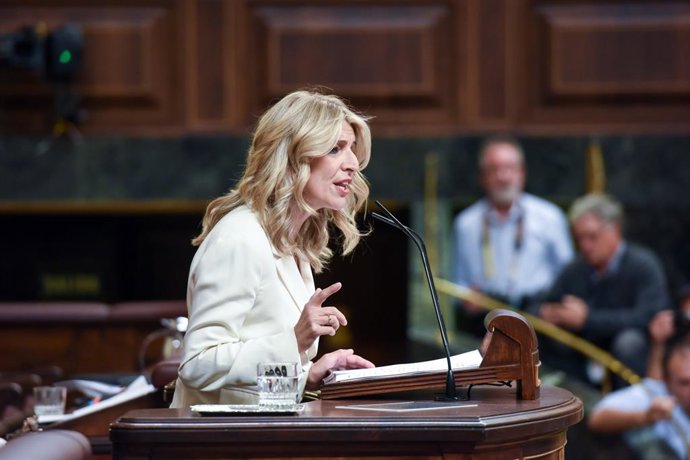 Archivo - Arquivo - A segunda vice-presidente e ministra interina do Trabalho e Economia Social, Yolanda Díaz, fala durante a primeira sessão do debate de investidura de Pedro Sánchez como presidente do governo, no Congresso dos Deputados, em 15 de novemb