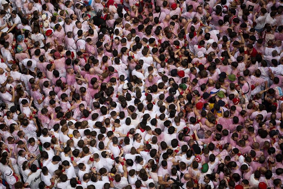 06 July 2025, Spain, Pamplona: Revellers enjoy the atmosphere during the opening day or 'Chupinazo' of the San Fermin Running of the Bulls fiesta on July 06, 2025 in Pamplona, Spain. The annual Fiesta de San Fermin, made famous by the 1926 novel of US w