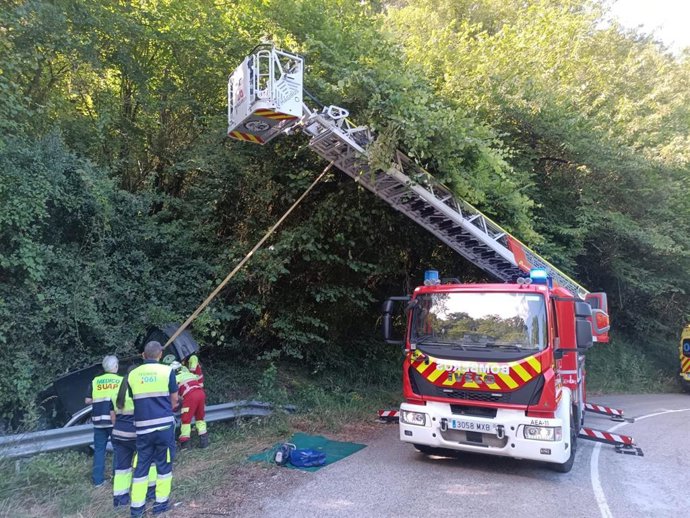 Un coche se sale de la vía con cuatro ocupantes y uno tiene que ser rescatado por los bomberos