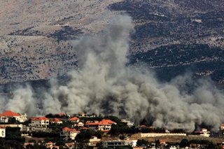 Archivo - Columna de humo tras un bombardeo del Ejército de Israel contra la ciudad de Kafarkila, en el sur de Líbano (archivo)