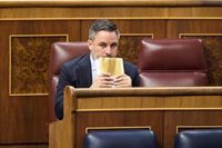 Abascal y los diputados de Vox se ausentan del hemiciclo del Congreso durante la intervención de Sánchez