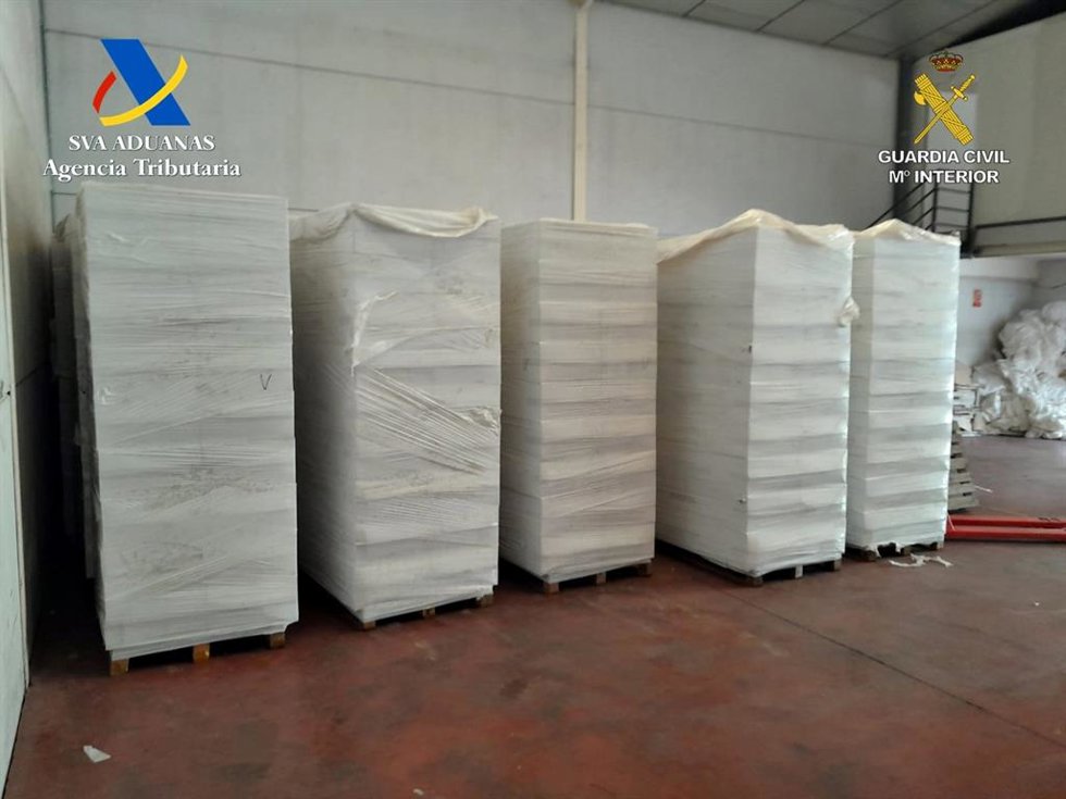 Siete detenidos por distribuir tabaco falsificado en Andalucía con la intervención de más de 400.000 cajetillas.
