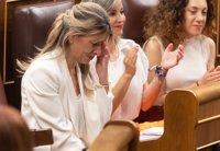 Yolanda Díaz acude al Congreso arropada por sus diputados, se sienta en la bancada de Sumar y Sánchez le da el pésame