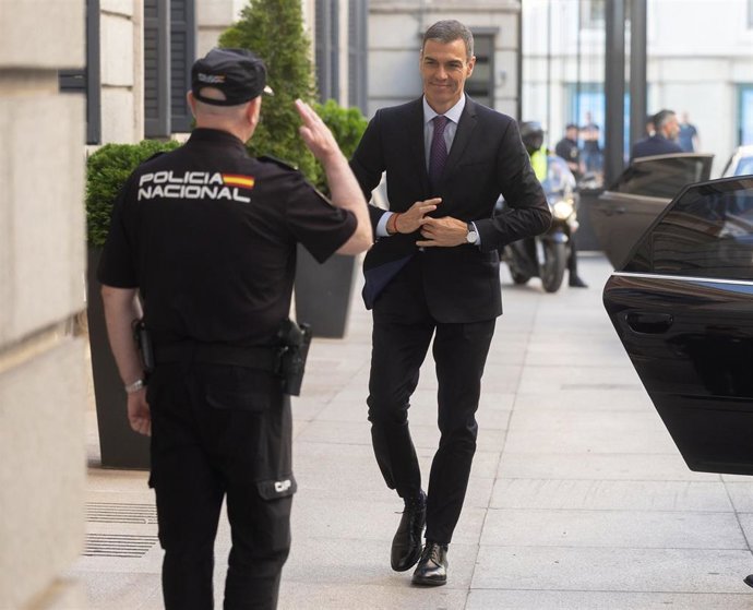 El presidente del Gobierno, Pedro Sánchez, llega a un pleno extraordinario, en el Congreso de los Diputados, a 9 de julio de 2025, en Madrid (España). S