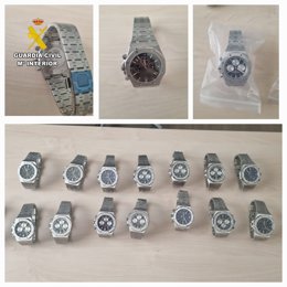 La operación incautó un total de 40 relojes falsificados.