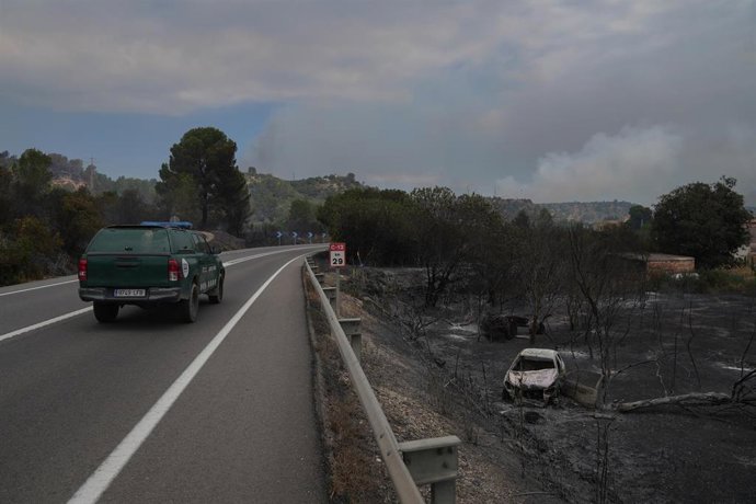 Un vehículo calcinado por el incendio de Paüls, a 8 de julio de 2025, en Aldover, Tarragona, Catalunya (España).