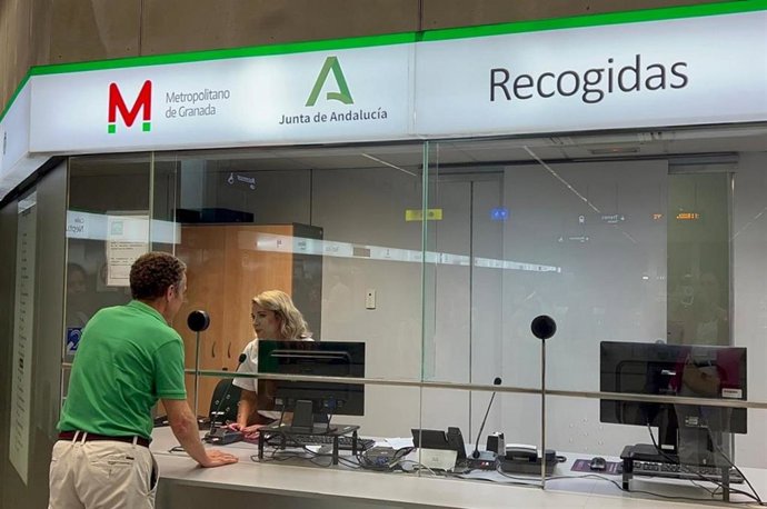 Atención al usuario en la estación de Recogidas del metro, en el centro de Granada