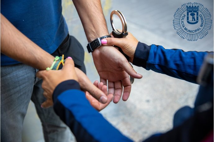 Archivo - Imagen recurso de un detenido por la Policía Municipal de Madrid