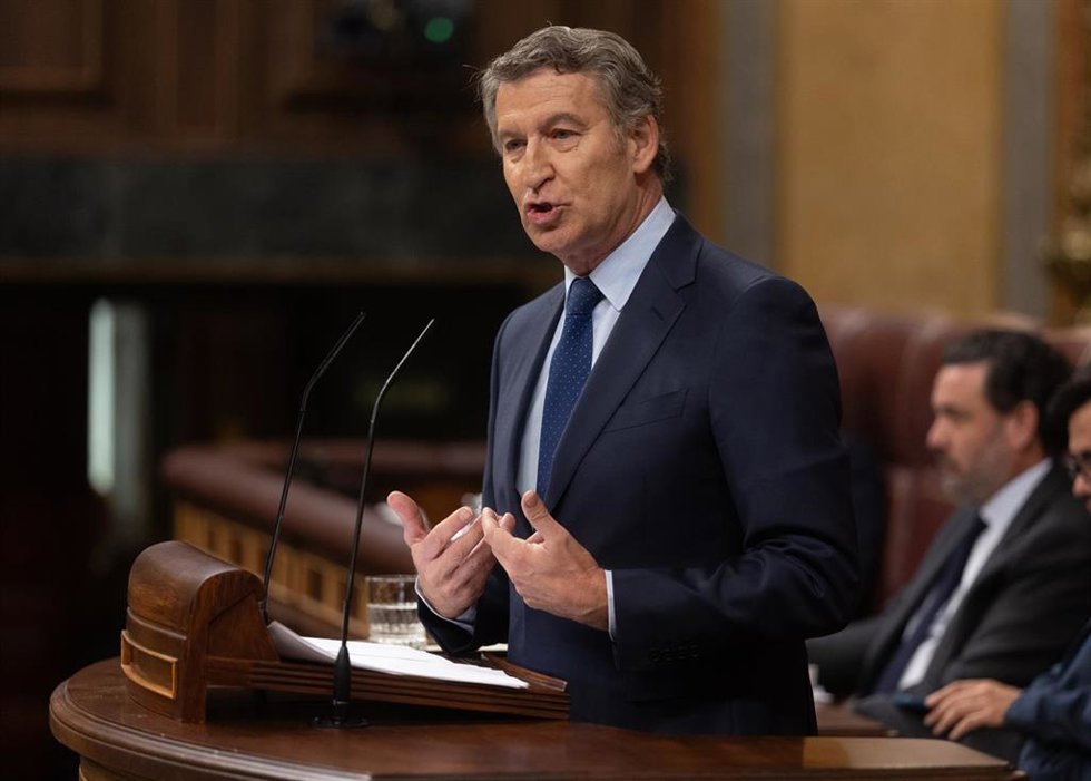 El presidente del PP, Alberto Núñez Feijóo, interviene durante un pleno extraordinario, en el Congreso de los Diputados, a 9 de julio de 2025, en Madrid (España). Sánchez comparece en un pleno extraordinario para tratar asuntos pendientes como la implic