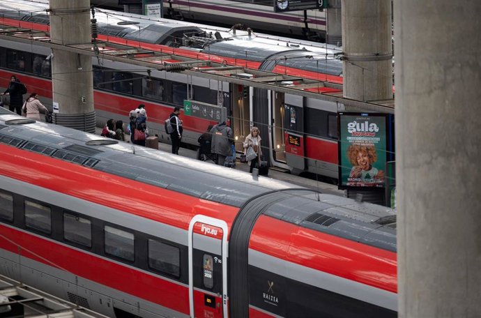 Archivo - Varias personas con maletas durante la tercera operación salida por Navidad, en la estación de tren de Atocha-Almudena Grandes, a 3 de enero de 2025, en Madrid (España).  