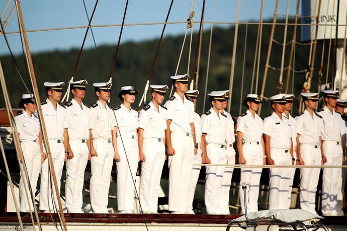 La princesa Leonor (5i) junto a sus compañeros a bordo del buque-escuela de la Armada 'Juan Sebastián de Elcano', a su llegada al puerto de Ferrol, a 9 de julio de 2025, en Ferrol, A Coruña, Galicia (España). El buque-escuela ‘Juan Sebastián de Elcano’ in