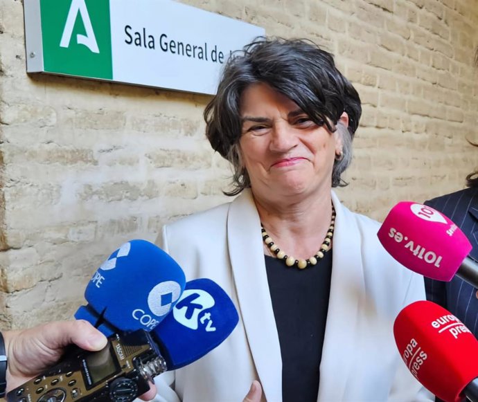 Archivo - La delegada territorial de Turismo en Sevilla, Carmen Ortiz, atiende a los medios en foto de archivo.