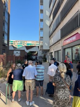 Un grupo de vecinos se concentra en la calle Doctor Esquerdo 138 para evitar que los trabajadores entren al almacén municipal que tiene amianto.