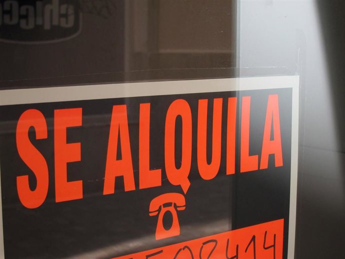 Archivo - Un cartel de 'Se alquila'.