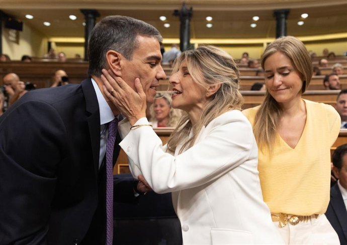 El presidente del Gobierno, Pedro Sánchez, saluda a la vicepresidenta segunda y ministra de Trabajo, Yolanda Díaz, durante un pleno extraordinario, en el Congreso de los Diputados, a 9 de julio de 2025, en Madrid (España). 