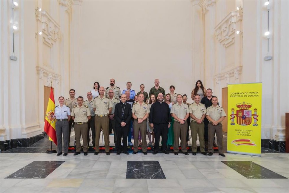 Foto de familia tras el encuentro del subdelegado de Defensa en Córdoba, José María Ortega, y el nuevo obispo de Córdoba, Jesús Fernández.