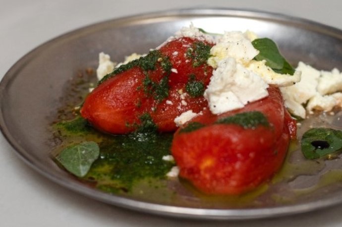 La ensalada veraniega de tomate de Parking Pizza que te hará olvidar el calor