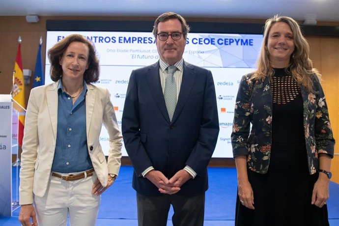 (I-D) La directora ejecutiva de Carrefour España, Elodie Perthuisot; el presidente de la CEOE, Antonio Garamendi y la presidenta de CEPYME, Ángela de Miguel, posan durante un Encuentro Empresarial CEOE-CEPYME,  