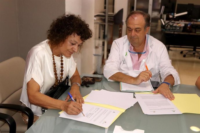 En la imagen, el director gerente del hospital, Miguel Ángel Colmenero, y la presidenta de la Asociación Hispalense de Terapias Ecuestres, Carmen Goncet, durante la firma del convenio.