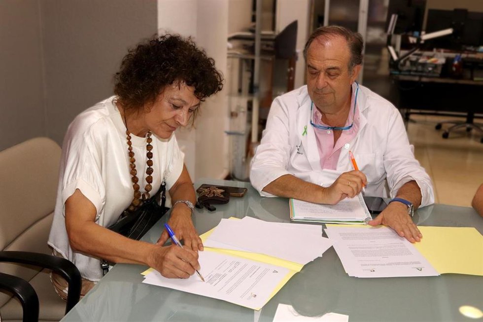 En la imagen, el director gerente del hospital, Miguel Ángel Colmenero, y la presidenta de la Asociación Hispalense de Terapias Ecuestres, Carmen Goncet, durante la firma del convenio.