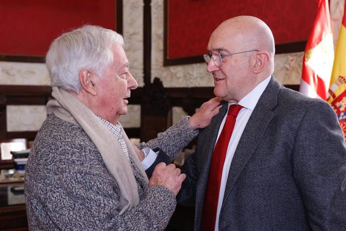 El ilustrador Jesús Redondo (Izq), junto al alcalde de Valladolid, Jesús Julio Carnero.