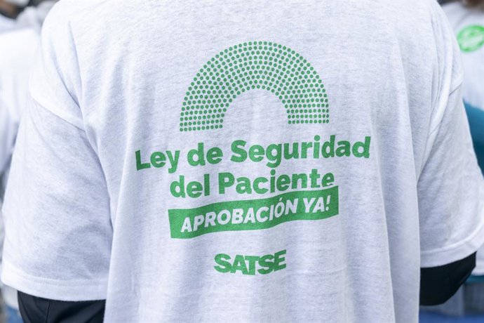Archivo - Arquivo - Uma pessoa vestindo uma camiseta do sindicato SATSE participa de uma manifestação de enfermeiros na Plaza de las Cortes, em frente ao Congresso dos Deputados, em 1º de dezembro de 2021, em Madri, Espanha. Convocado pelo Sindicato dos E