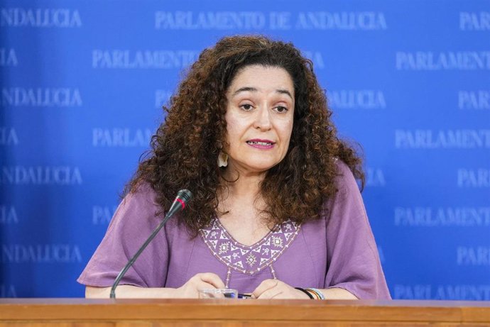 La portavoz del Grupo Por Andalucía, Inmaculada Nieto, durante la ronda de ruedas de prensa de portavoces de los grupos parlamentarios en el Parlamento de Andalucía, a 9 de julio de 2025 en Sevilla (Andalucía, España). Los portavoces de los grupos parlame