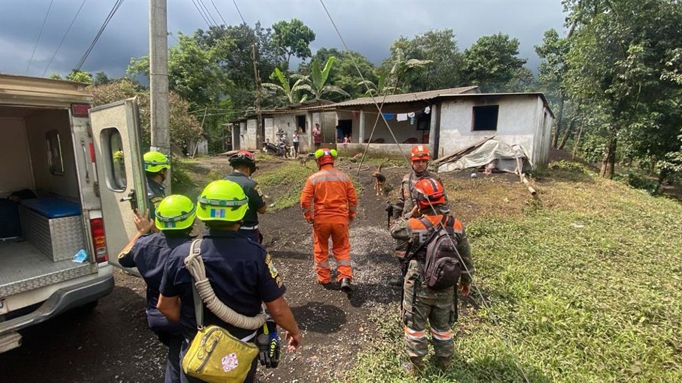 Archivo - Despliegue de efectivos de emergencia por la erupción del volcán de Fuego en Guatemala.