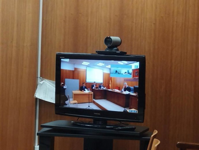 En la televisiíon, el juez y los defensores en sala y en un plano superior las ventanas de las videoconferencias con los acusados que han comparecido desde Ceuta y Marbella.