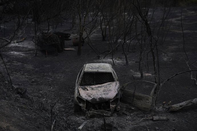 Un vehículo calcinado por el incendio de Paüls, a 8 de julio de 2025, en Aldover, Tarragona, Cataluña (España). El incendio está activo y fuera de control, con rachas de viento de hasta 90km/h. Se calcula que más de 2.500 hectáreas están quemadas por el i