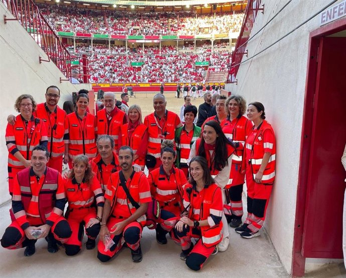 El grupo del dispositivo sanitario posa en la Enfermería de la Plaza de Toros