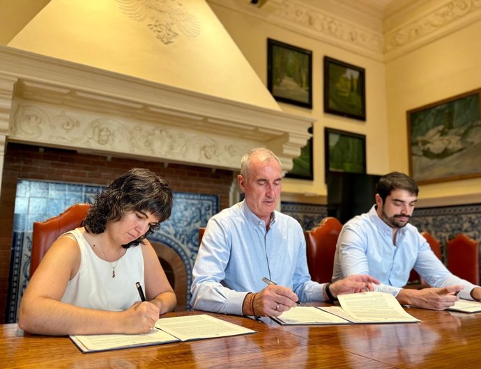 La presidenta de la Asociación de Defensa de los Animales, María Jesús Serrano; el alcalde de Segovia, José Mazarías, y el concejal de Sostenibilidad Ambiental, Gabriel Cobos