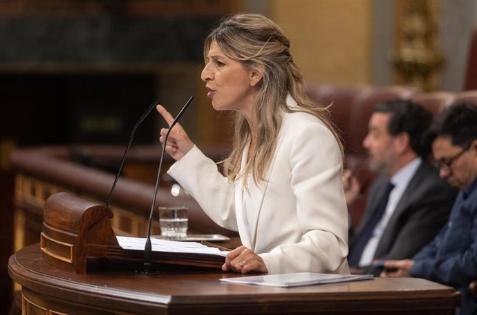 La vicepresidenta segunda y ministra de Trabajo, Yolanda Díaz, interviene durante un pleno extraordinario, en el Congreso de los Diputados, a 9 de julio de 2025, en Madrid (España). 